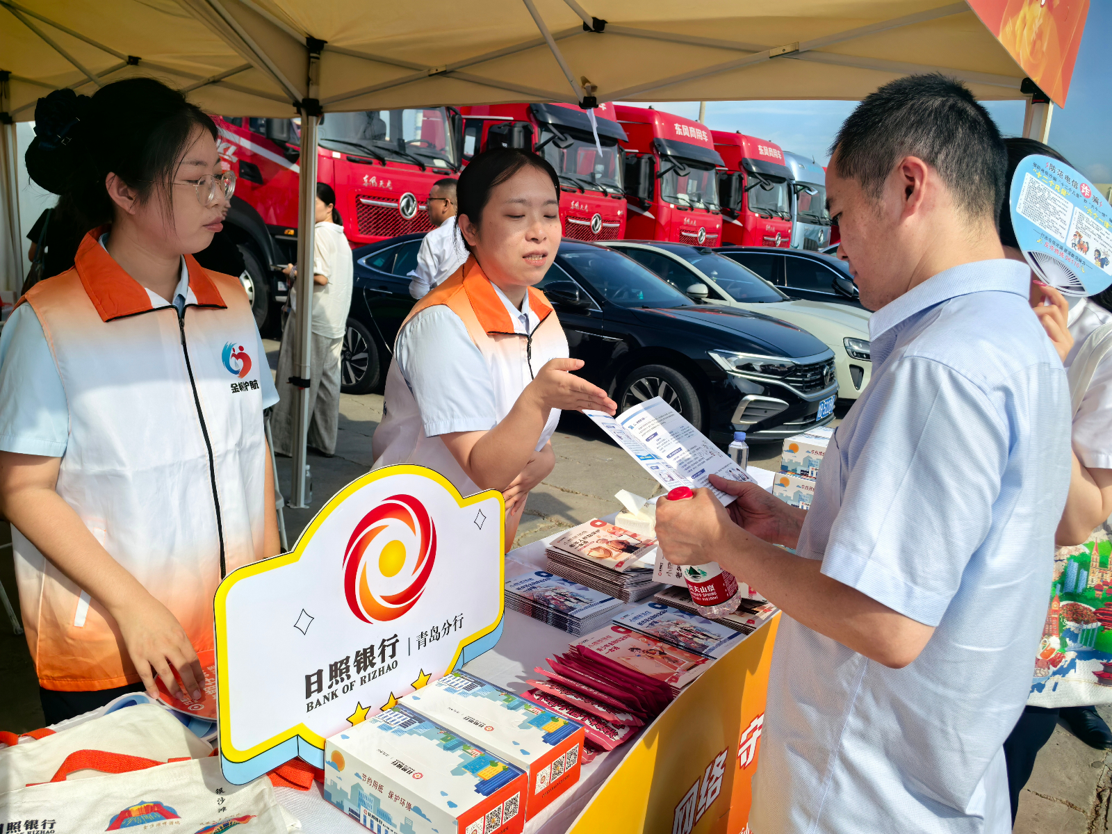 3.青岛分行在西海岸开投集卡中心开展宣传.jpg
